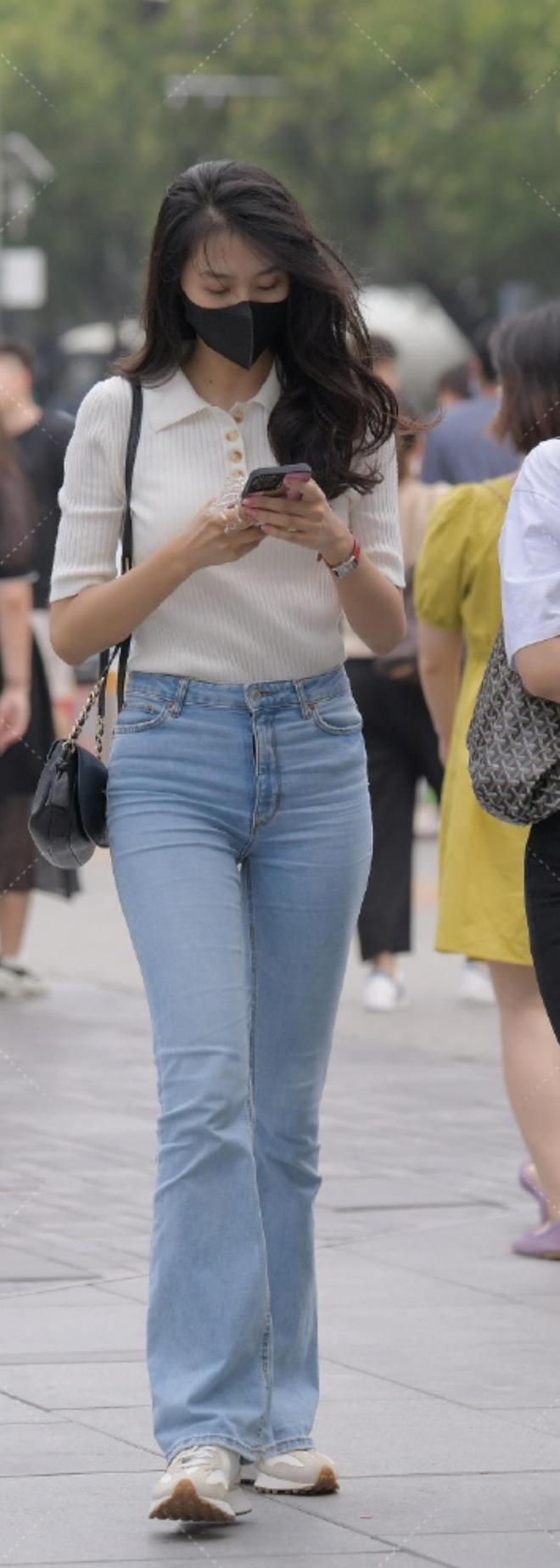 喇叭牛仔裤和白色针织T恤的搭配女生如何穿出清纯唯美?快来看看(图5) 喇叭牛仔裤和白色针织T恤的搭配女生如何穿出清纯唯美?快来看看(图5)