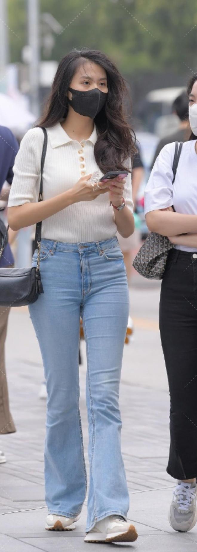 喇叭牛仔裤和白色针织T恤的搭配女生如何穿出清纯唯美?快来看看(图3) 喇叭牛仔裤和白色针织T恤的搭配女生如何穿出清纯唯美?快来看看(图3)